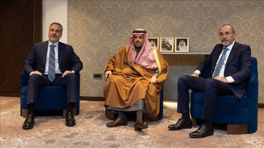 Wezîrê Karên Derva Fîdan bi wezîrên karên derve yên Erebistana Siûdî û Urdunê ra civiya