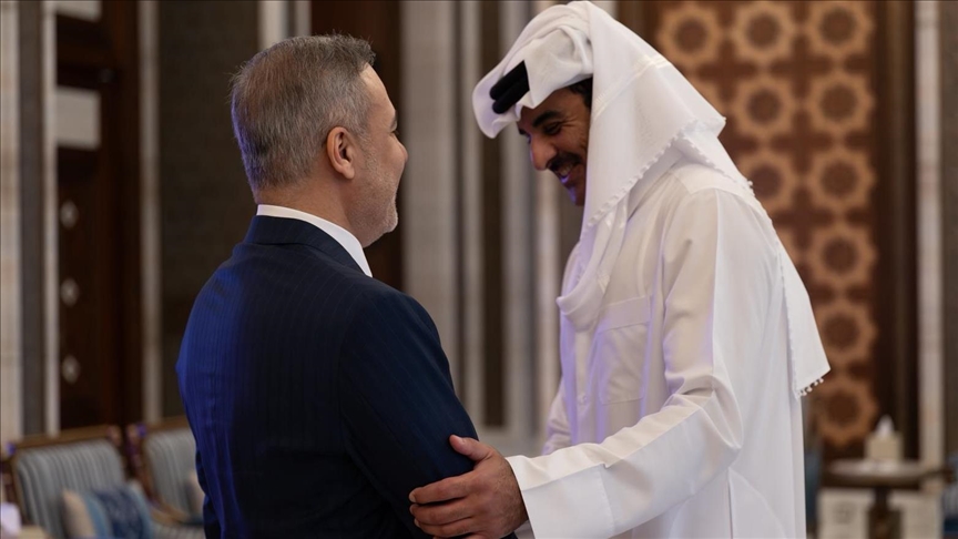 Turkish foreign minister meets Qatar emir in Doha