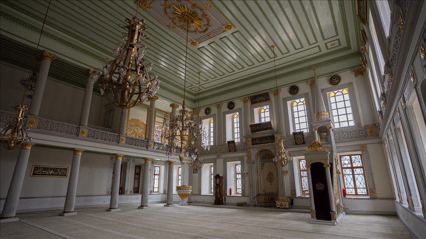 جامع أميرغان حميد الأول.. درة عثمانية تزين ساحل إسطنبول (تقرير)