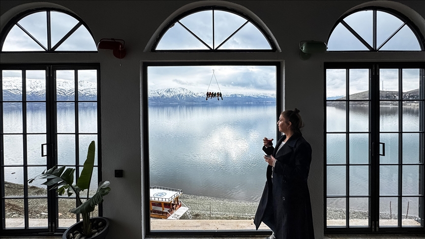 Doğuda tatilcilerin gözdesi Hazar Gölü eşsiz doğasıyla bayrama hazır