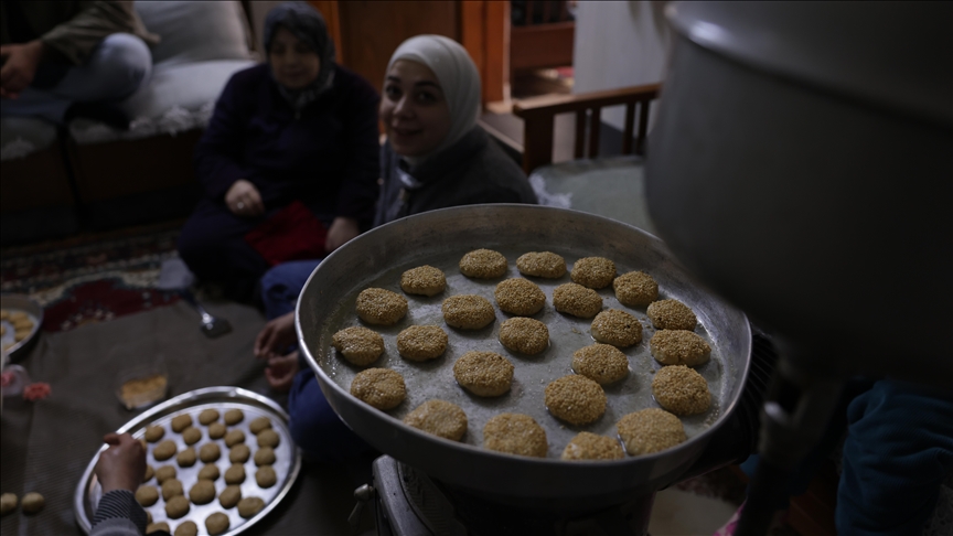 Şam Türkleri bayramlarda Osmaniye kömbesi yapma geleneğini yeni nesillere aktarıyor