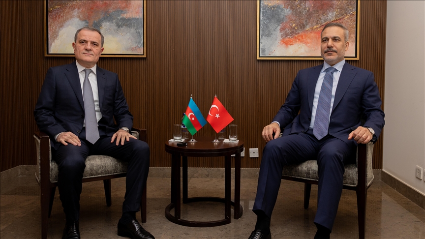 Le ministre turc des Affaires étrangères rencontre ses homologues azerbaïdjanais et pakistanais à Riyad