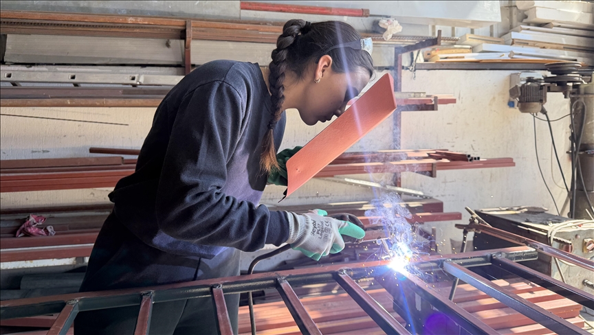 Elif usta, baba mesleği demirciliği açtığı atölyesinde devam ettiriyor