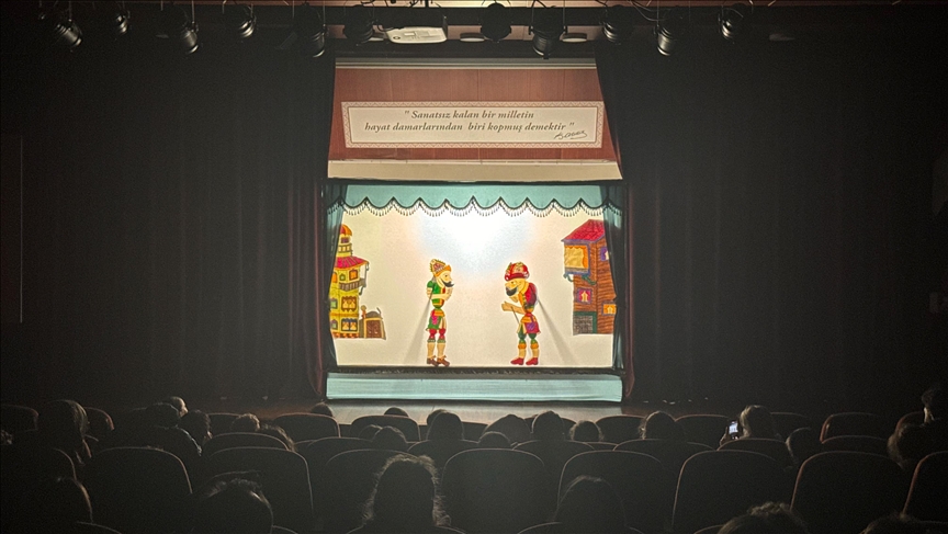 Geleneksel Türk gölge oyunu "Karagöz" yeni nesille buluşuyor