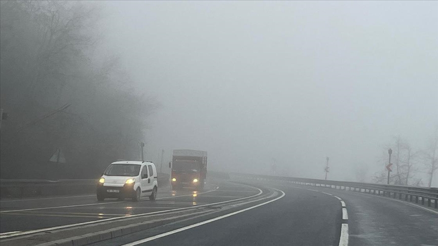 D-100 kara yolunun Bolu Dağı geçişinde sis ve sağanak etkili oldu