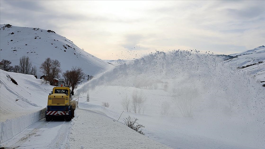 Bayburt'ta "kar kaplanları" Ramazan Bayramı için mesaisini sürdürüyor