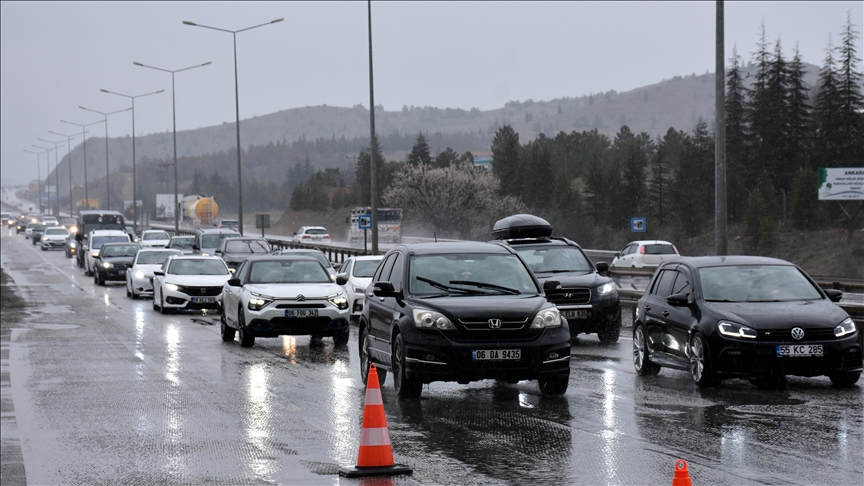 Yollarda bayram öncesi trafik yoğunluğu sürüyor