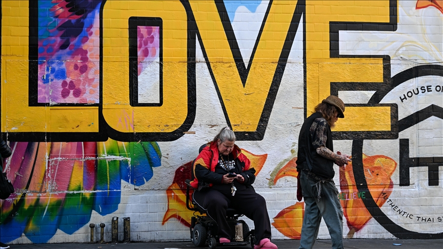 US jobless claims decline