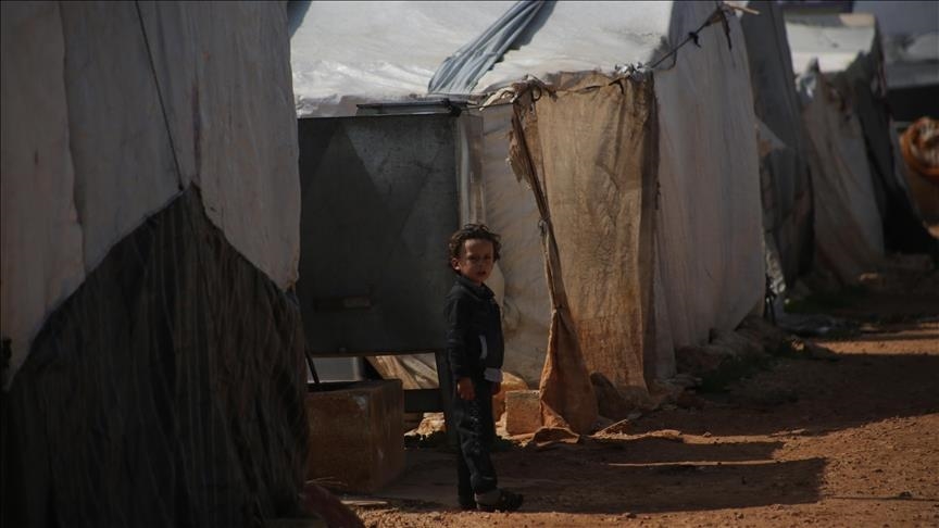 Сирийцы из палаточного городка в Идлибе встречают праздник Рамазан в тяжелых условиях