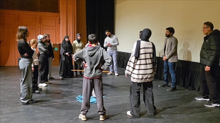 İsrail saldırıları altındaki Lübnan'da tiyatrolar, yerinden edilen ailelerin sığınağı oldu