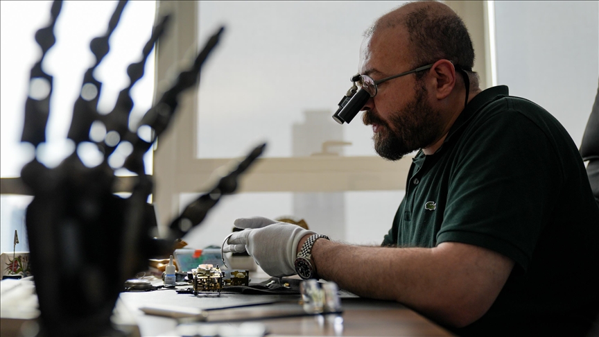 Хирург кој го „кроти“ времето: Со поправка на часовници ги подготвува вештите раце за сложени операции