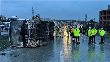 Büyükçekmece'de servis aracının devrilmesi sonucu 1 kişi öldü, 9 kişi yaralandı