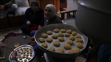 Şam Türkleri bayramlarda Osmaniye kömbesi yapma geleneğini yeni nesillere aktarıyor