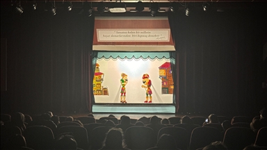 Geleneksel Türk gölge oyunu "Karagöz" yeni nesille buluşuyor