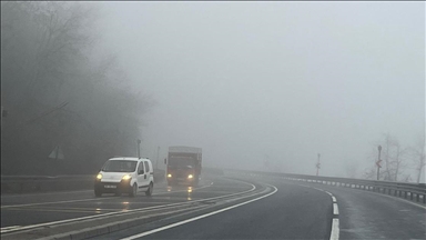 D-100 kara yolunun Bolu Dağı geçişinde sis ve sağanak etkili oldu