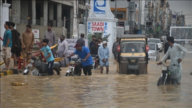 Pakistan'ın Karaçi kentinde şiddetli yağışlar nedeniyle 16 kişi hayatını kaybetti 