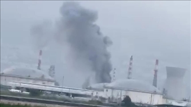 Ji rafîneriya neftê ya li Hayfaya bajarê Îsraîlê ya ku Îranê hedef girt dûmana reş bilind dibe