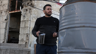 Şamlı İybo, çatısı yıkık evinde özgürlük ve zaferin verdiği umutla hayata tutunuyor