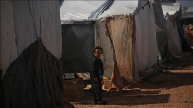 Сирийцы из палаточного городка в Идлибе встречают праздник Рамазан в тяжелых условиях