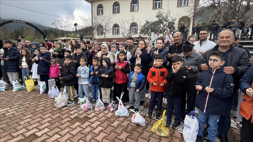 Antalya'da çocuklara bayram şekeri dağıtma geleneği sürdürüldü