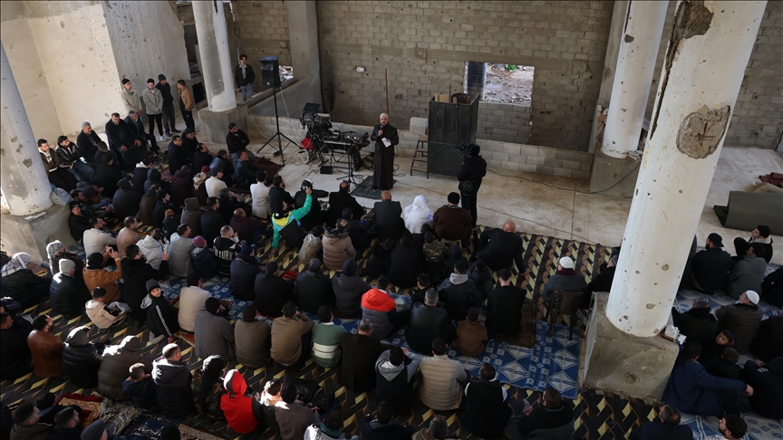 رسائل للوحدة والتضامن.. صلاة العيد تجمع السوريين في المدن والمخيمات