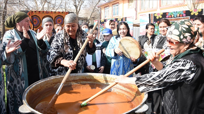Özbekistan'da Nevruz tatlısı sümelek yapma geleneği yüzyıllardır yaşatılıyor