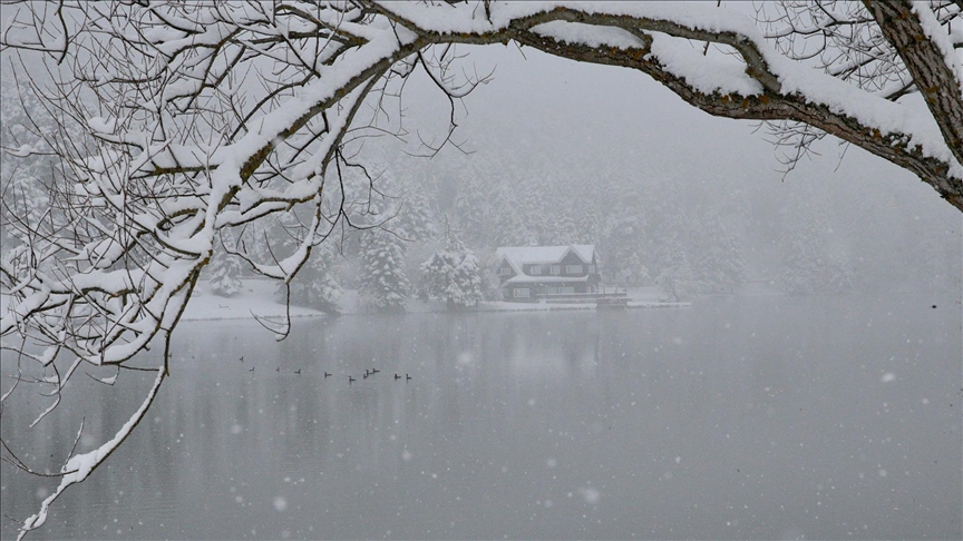 Abant ve Gölcük'te martta yağan kar tatilcileri sevindirdi