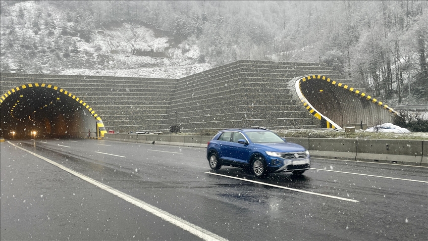 Bolu Dağı'nda kar etkili oluyor