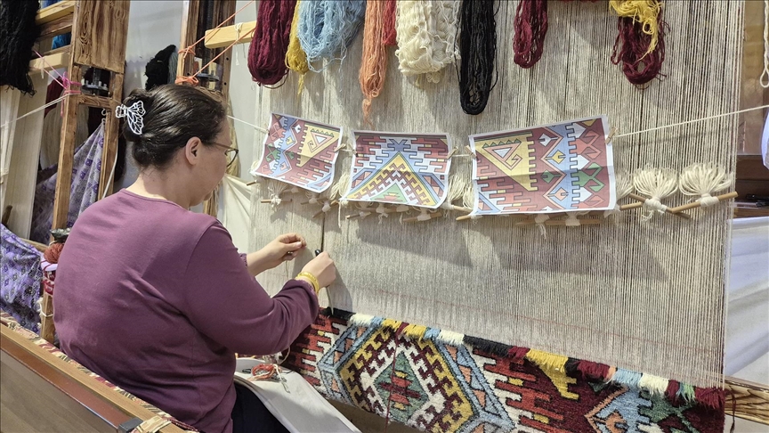 Isparta'da halı dokuma geleneği kadın emeğiyle yeniden canlanıyor