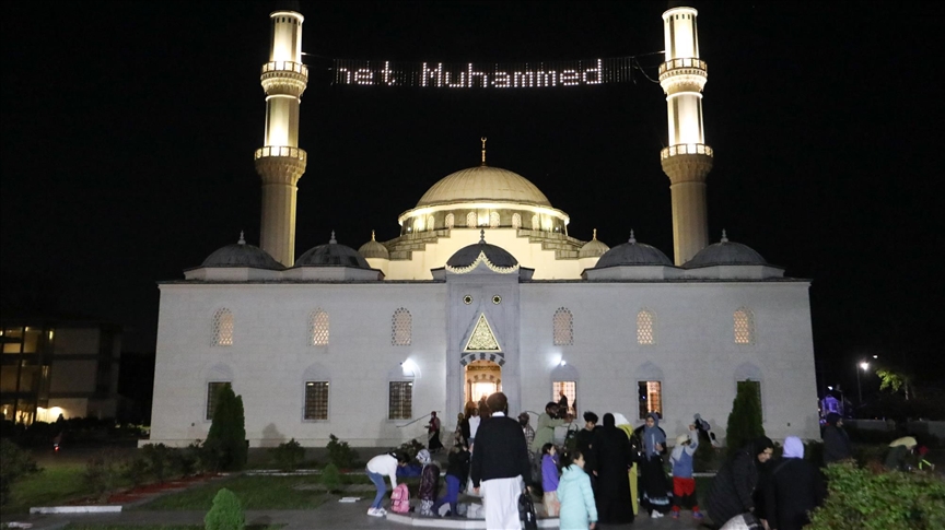US Muslims perform Eid holiday prayers at mosques across country