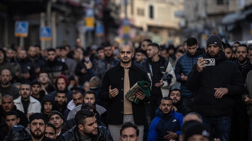 Filistinliler, bayram namazını İsrail'in kısıtlamaları nedeniyle kapatılan Mescid-i Aksa çevresinde kıldı