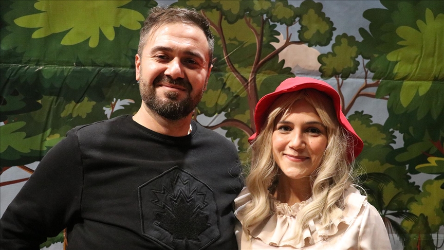 Tiyatrocu çift çocukların hayal dünyasına dokunmak için sahnede