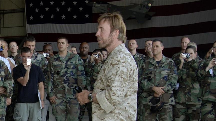 Ylli amerikan i filmave Chuck Norris ndërron jetë në moshën 86 vjeçare