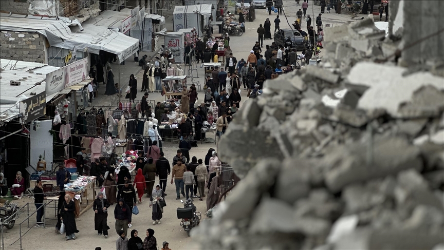 مردم غزه در میان آوارها و چادرها به استقبال عید فطر رفتند