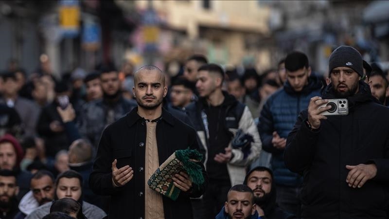 Палестинцы совершили праздничную молитву рядом с мечетью Аль-Акса 