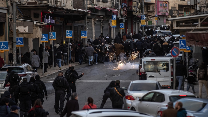 Forcat izraelite ndërhyjnë teksa palestinezët përpiqeshin të arrinin në Al-Aksa për faljet e Fitër Bajramit