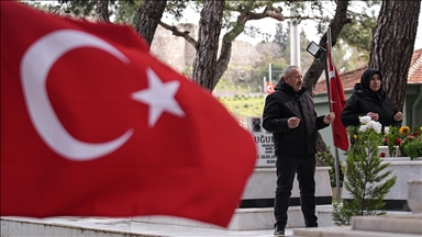 Şehit aileleri, bayramın ilk gününde kabirleri ziyaret etti