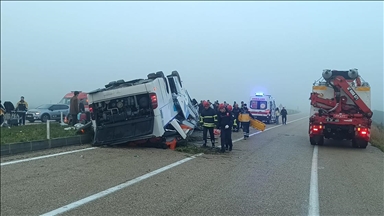 Adana'da devrilen yolcu otobüsündeki 2 kişi hayatını kaybetti, 23 kişi yaralandı