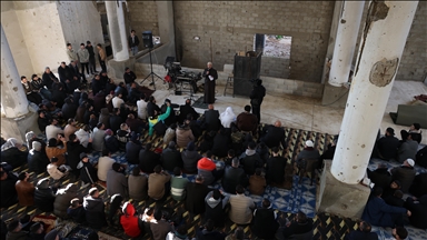 رسائل للوحدة والتضامن.. صلاة العيد تجمع السوريين في المدن والمخيمات