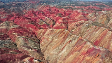 Iğdır'daki Gökkuşağı Tepeleri'nde ilkbahar güzelliği
