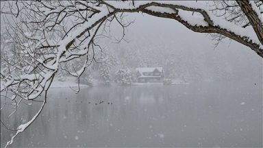Abant ve Gölcük'te martta yağan kar tatilcileri sevindirdi