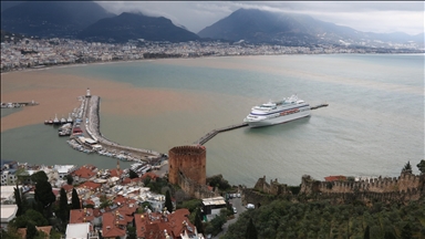 Alanya'da sağanak sonrası denizin rengi değişti