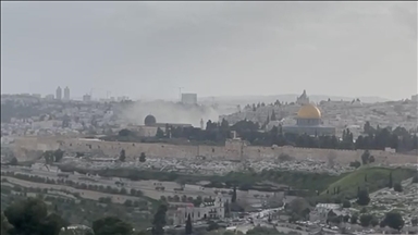 إصابة شخص بسقوط شظايا صاروخ قرب المسجد الأقصى بالقدس