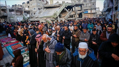 Filistinliler, bayram namazını İsrail'in kısıtlamaları nedeniyle kapatılan Mescid-i Aksa çevresinde kıldı