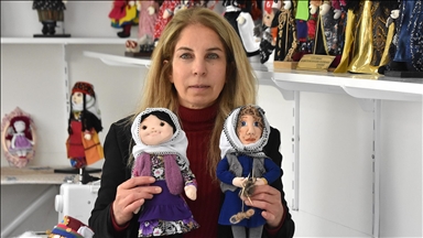 Bez bebek sanatçısı kadın, yöresel giysi kültürünü minyatür bebekler üzerinde yaşatıyor