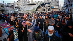 Filistinliler, bayram namazını İsrail'in kısıtlamaları nedeniyle kapatılan Mescid-i Aksa çevresinde kıldı