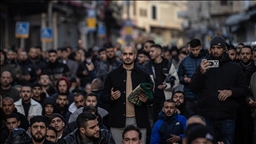 Filistinliler, bayram namazını İsrail'in kısıtlamaları nedeniyle kapatılan Mescid-i Aksa çevresinde kıldı