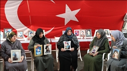 Dayikên Diyarbekirê di Eyda Remezanê da jî çaverêyî ewladên xwe ne