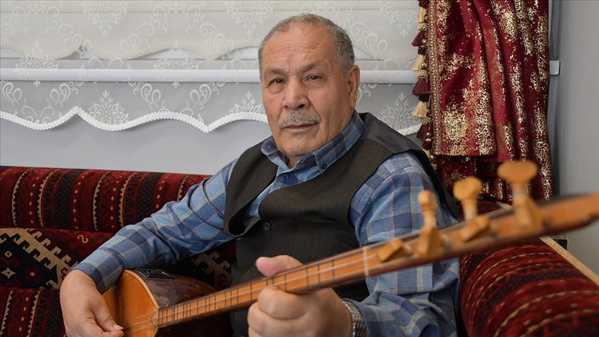 Bozlak ustası Muharrem Ertaş'ın sözüyle eline aldığı bağlamayı 53 yıldır bırakmıyor