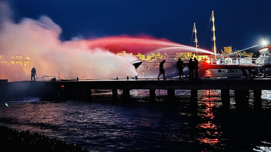 Bodrum'da marinada demirli 8 motoryatı etkileyen yangın kontrol altına alındı